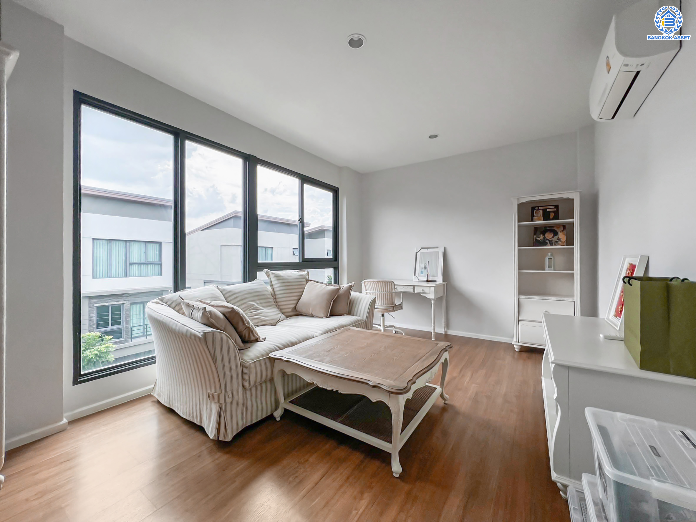 บ้านแฝด 3 ชั้นมือสอง โครงการ บ้านกลางเมือง The Edition สุขสวัสดิ์-พระราม3 เนื้อที่ 43.30 ตร.ว. ฟังก์ชัน 4 ห้องนอน 4 ห้องน้ำ 3 ที่จอดรถ ตกแต่งครบพร้อมเข้าอยู่ บนทำเลดี เชื่อมต่อถนนสุขสวัสดิ์ ถนนประชาอุทิศ ถนนพระราม2 ใกล้จุดขึ้นทางด่วน "เฉลิมมหานคร"